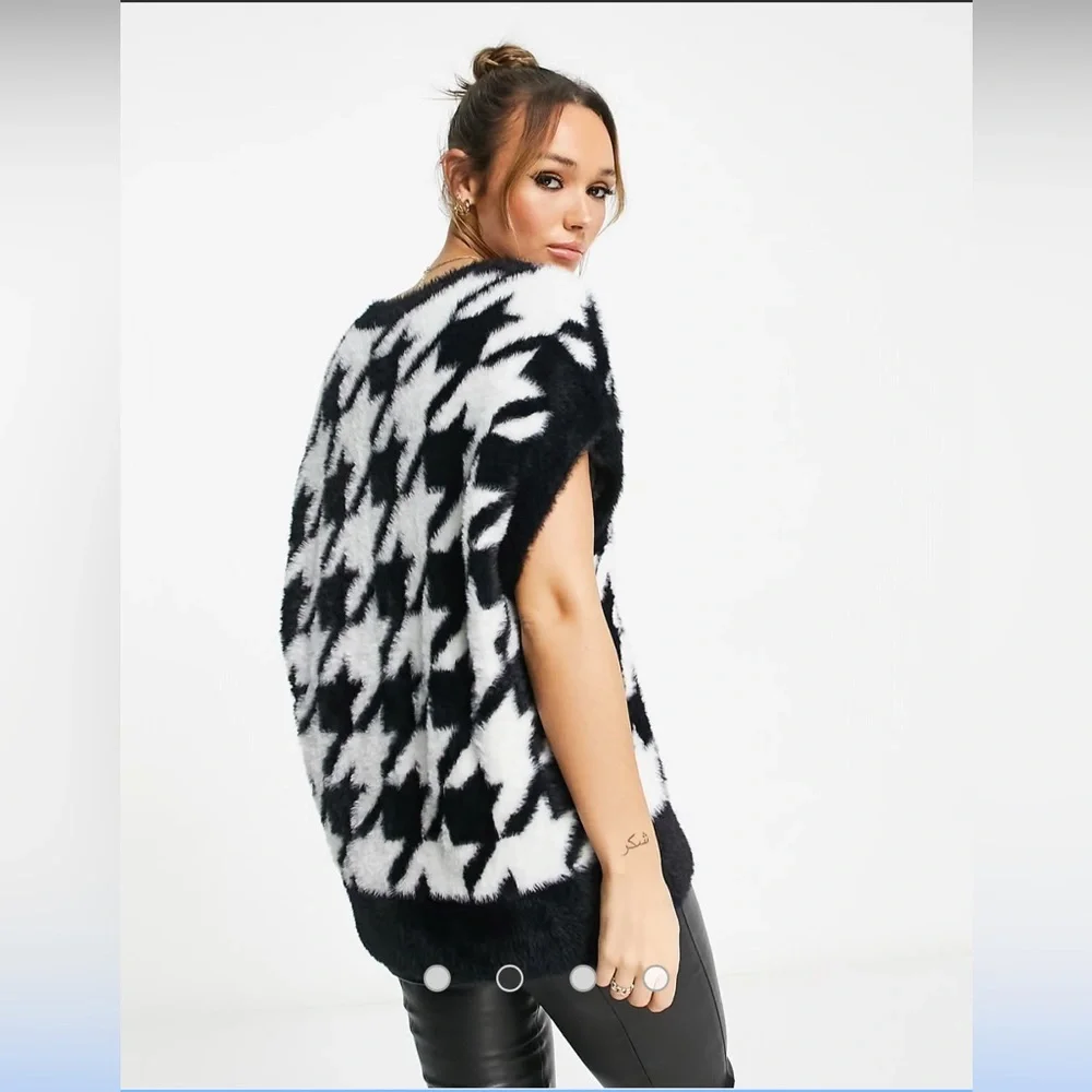 Adidas Black and White V-Neck Sweater with Bold Pattern - Picture 4 of 10
